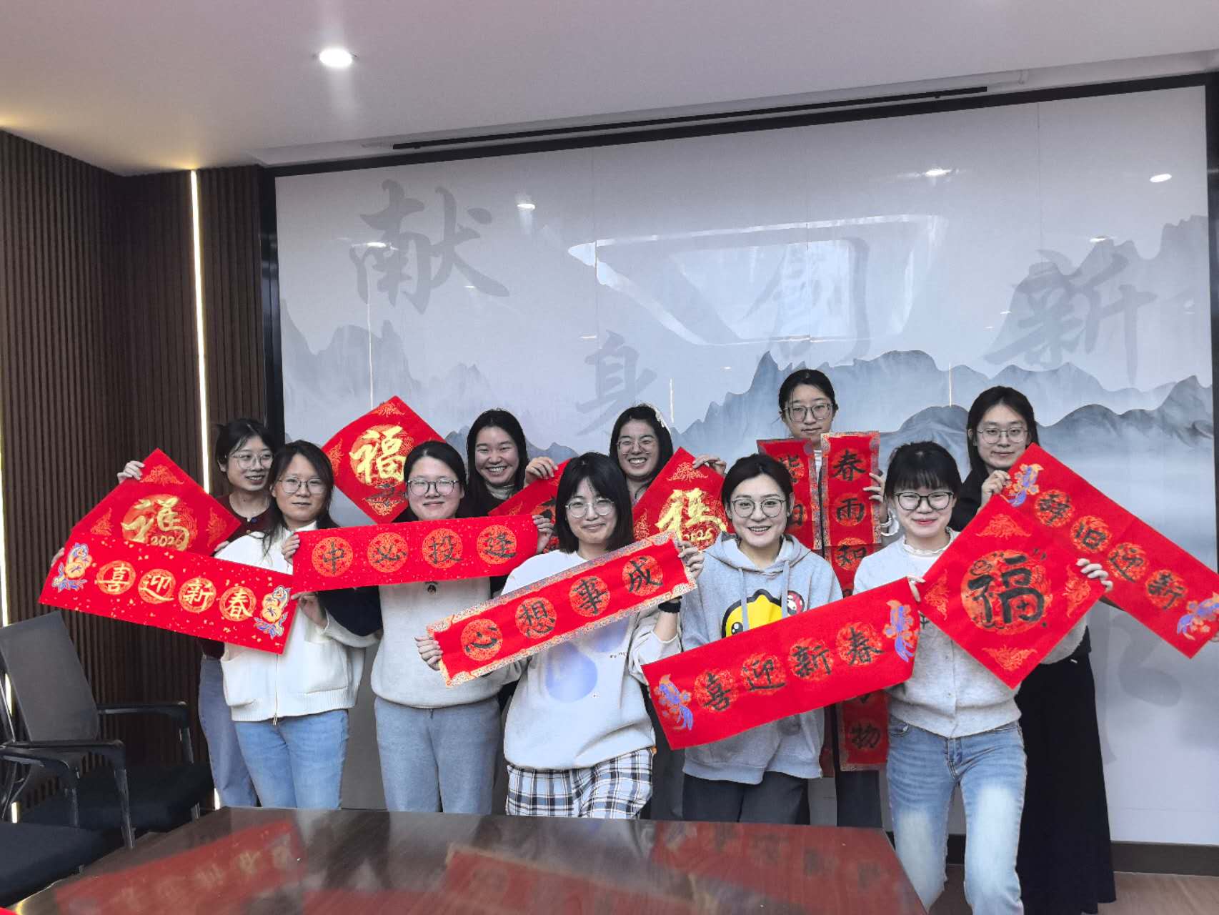 化學(xué)學(xué)院開(kāi)展第六期“研”途加油站系列活動(dòng)——“翰墨迎新·心納百福”