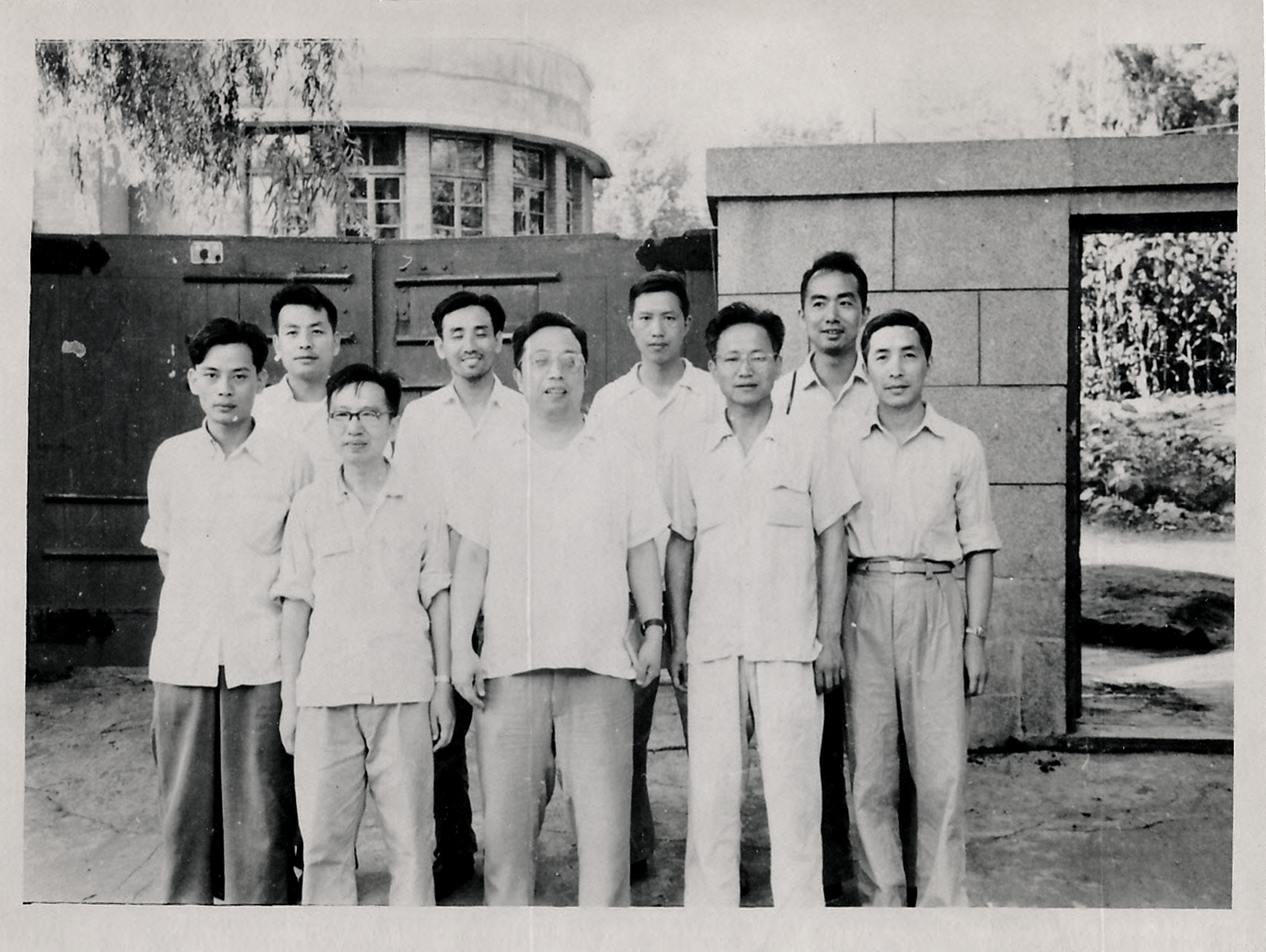 1965年物質(zhì)結(jié)構(gòu)討論班師生合影
