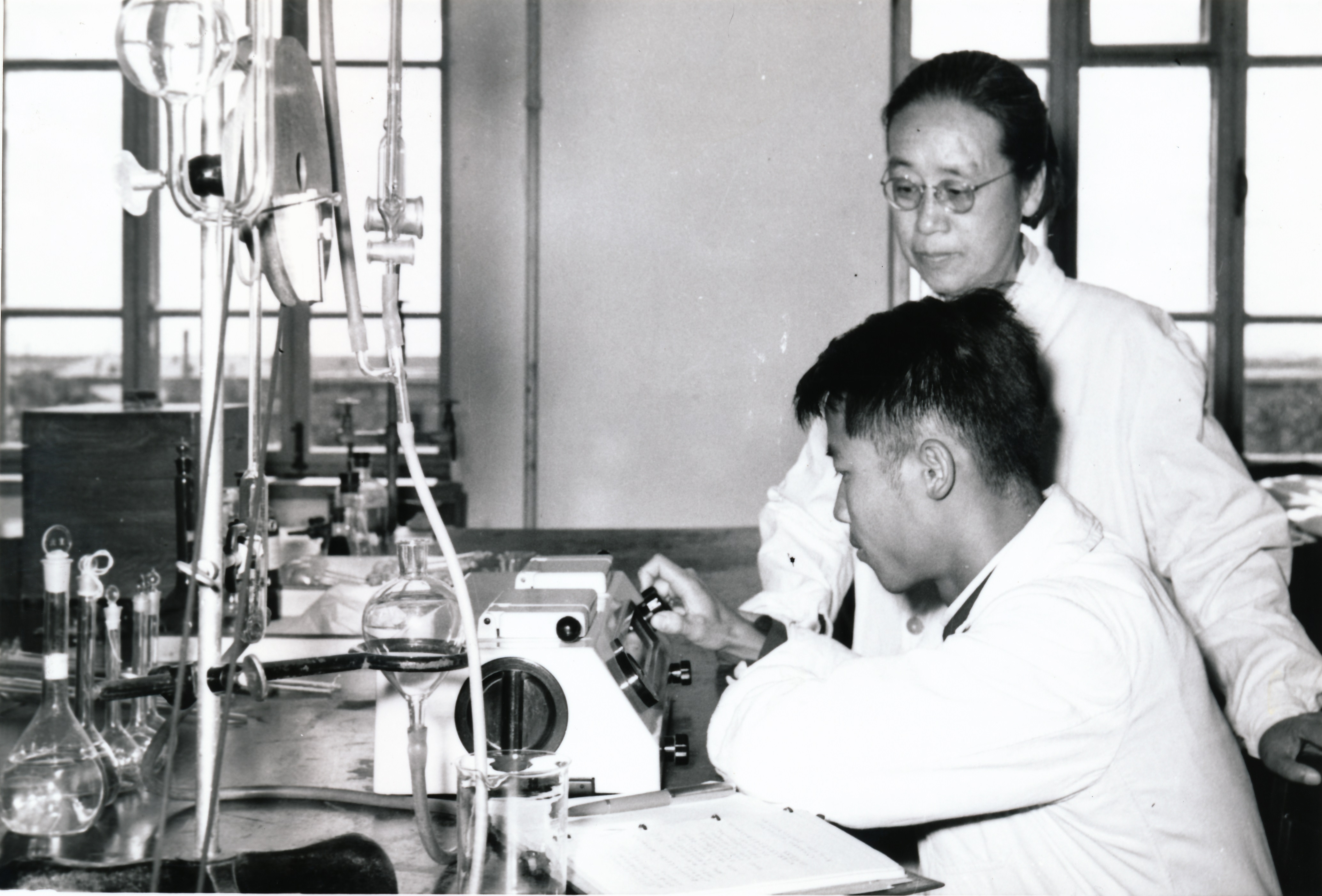 陶慰孫先生指導(dǎo)學(xué)生實驗