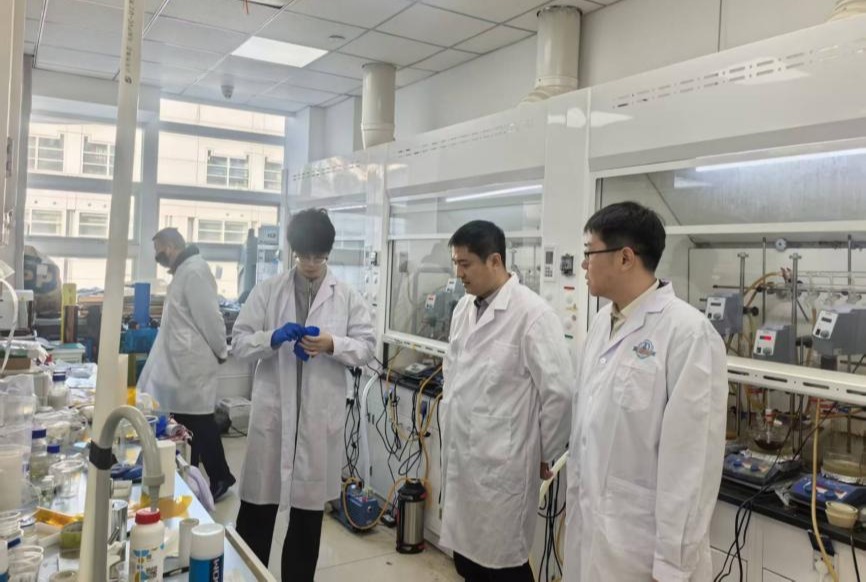 化學(xué)學(xué)院召開(kāi)假期安全工作會(huì)議并開(kāi)展實(shí)驗(yàn)室安全檢查