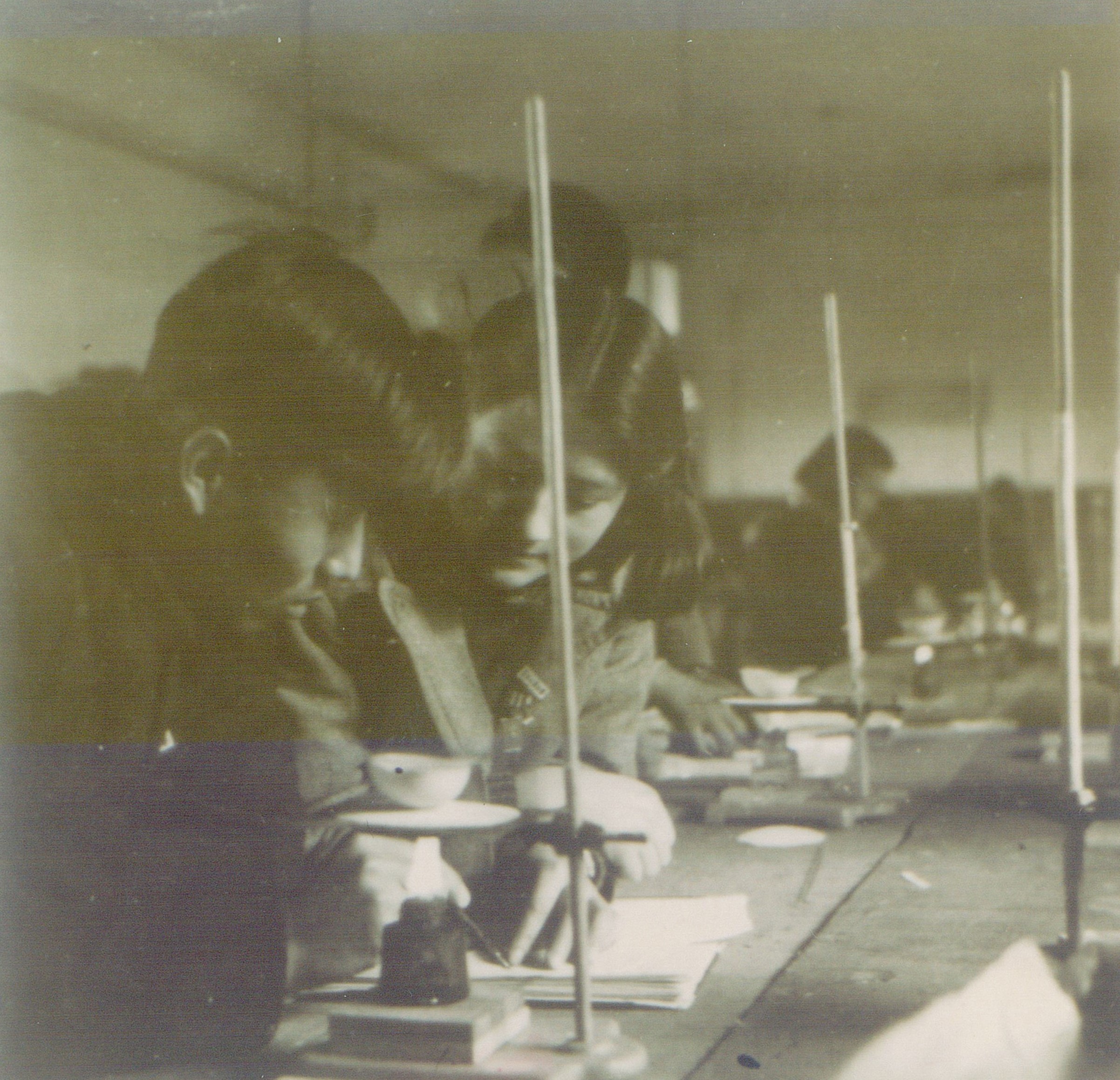 建系初期艱苦的實驗環(huán)境