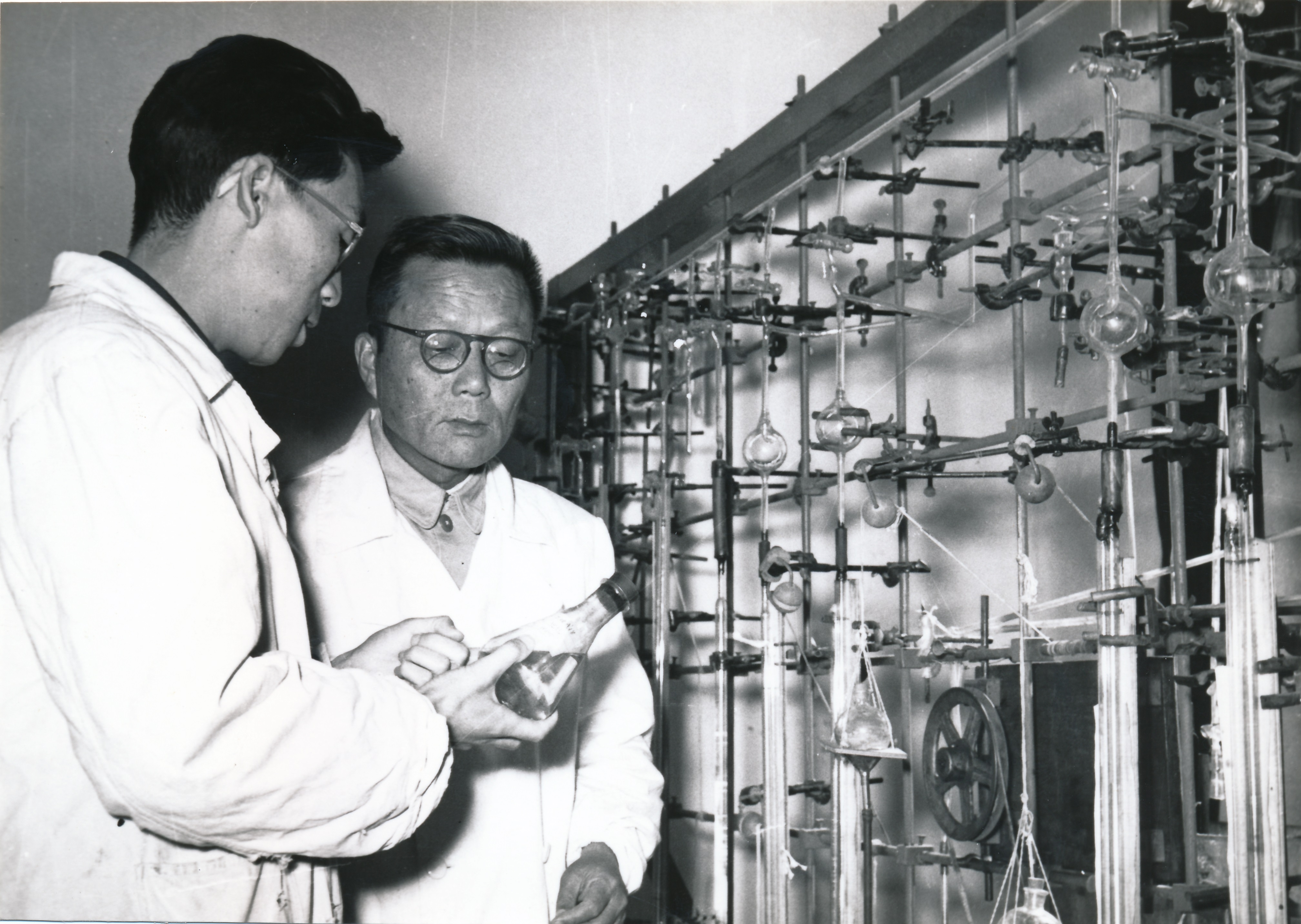 蔡鎦生先生指導(dǎo)學(xué)生實驗